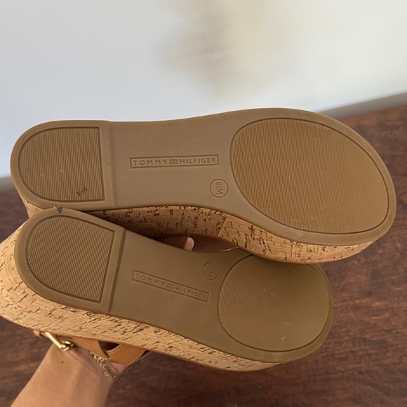 Tommy Hilfiger Tan Cork Platform Thong Sandals with Gold Logo - Picture 4 of 5